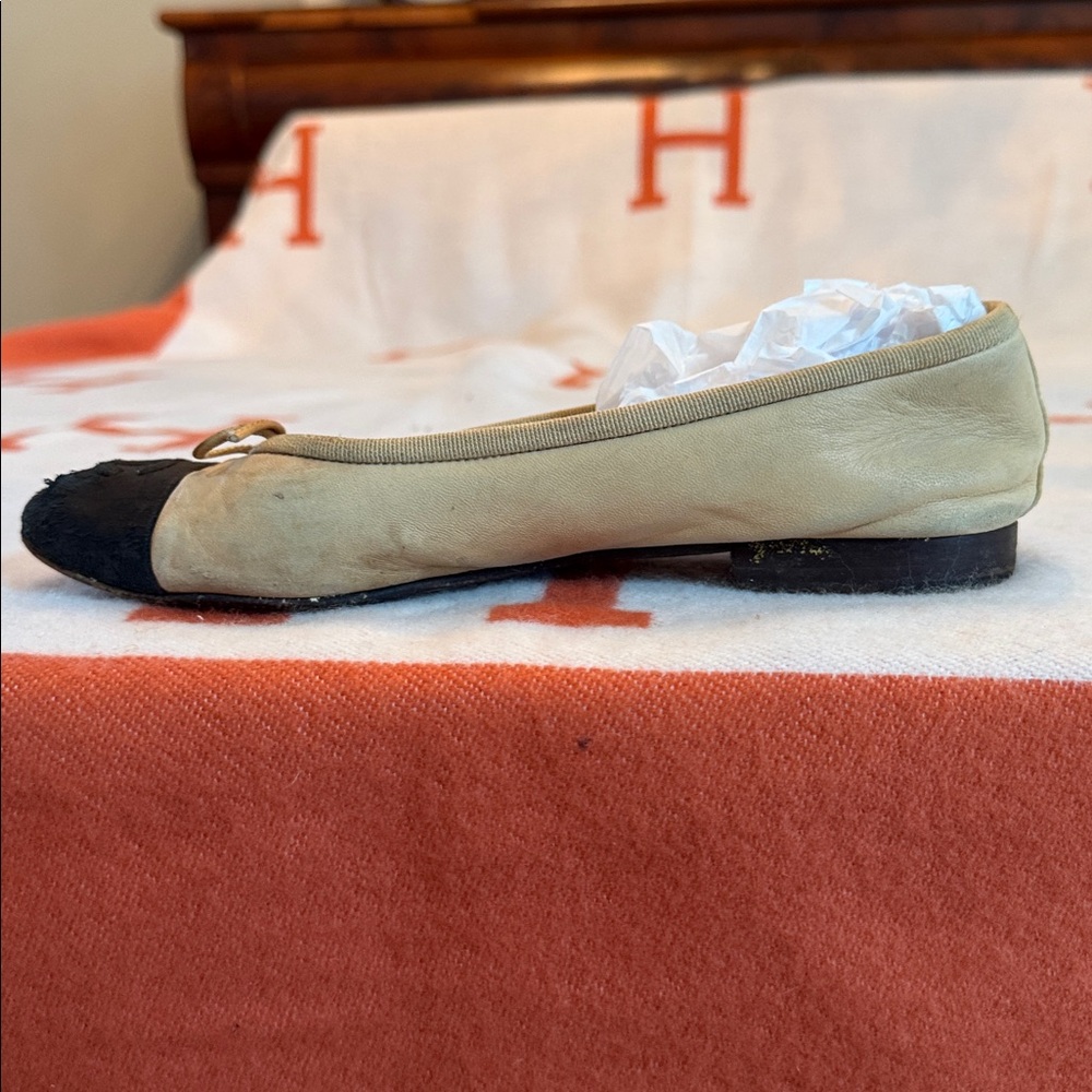 CHANEL Ballet Flats Vintage Classic Tan With Black Toe Cap Flats CC on Toe Cap! - Picture 9 of 11